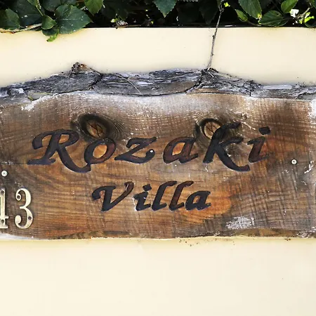 Eve Rozaki *